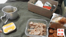 军粮试吃:俄军标准口粮牛肉丸子加牛肉米饭